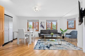 テレビ、書斎 / ワークスペース