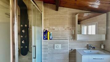 Een douche, handdoeken, toiletpapier