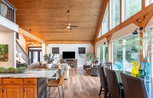 Luxury 4BR/4BA Lake Keowee Retreat- Mountain Cabin Vibes + Private Dock