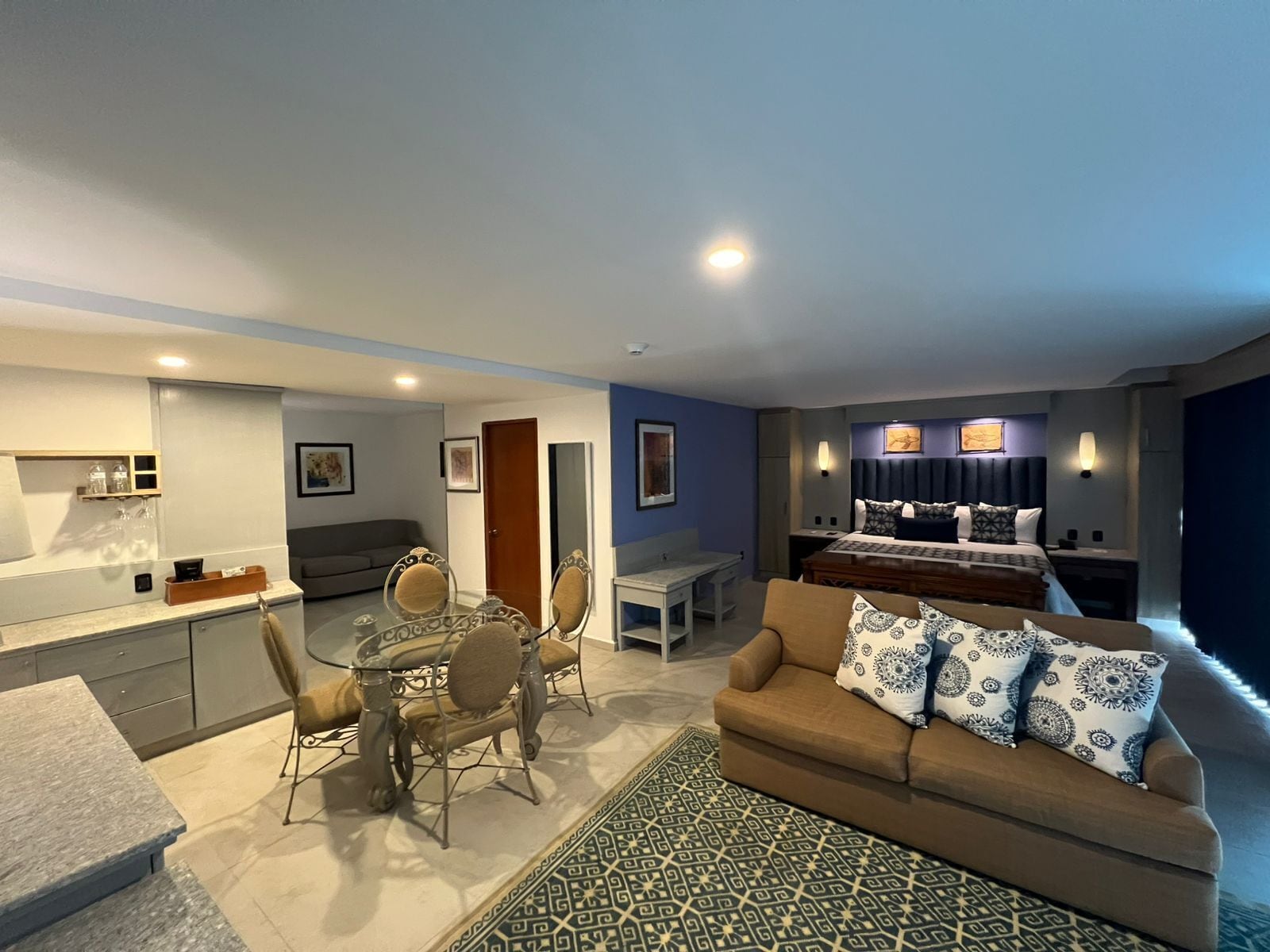 Suite estudio superior | Ropa de cama de alta calidad, caja fuerte, escritorio