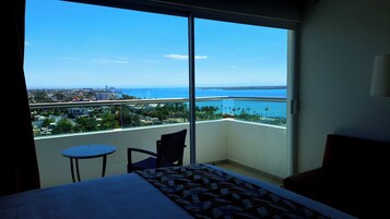 Ropa de cama de alta calidad y caja de seguridad en la habitación 