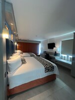 Ropa de cama de alta calidad y caja de seguridad en la habitación 