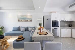 Vil·la Grand, vistes a la piscina | Sala d'estar