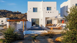 A modern white building with a pool, outdoor seating, and a pergola. - calmare collection hotel (Naxos)