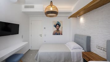 Vila Grand, pemandangan kolam renang | Brankas, tirai kedap cahaya, setrika/meja setrika, dan Wi-Fi gratis