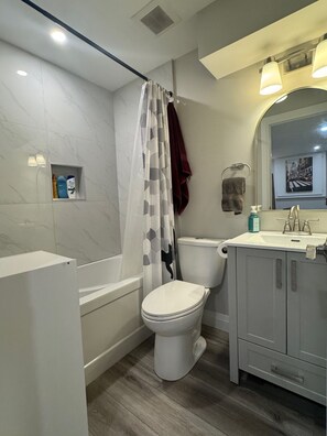 Serviettes fournies, savon, papier toilette