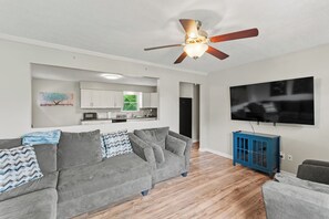 Living area - 5 Min to Ark! Quiet and Comfy! (Williamstown)