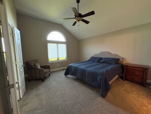 4 bedrooms, WiFi, bed sheets, wheelchair access - Make yourself at home in this fully furnished 4-bed, 3-bath home (Overland Park)