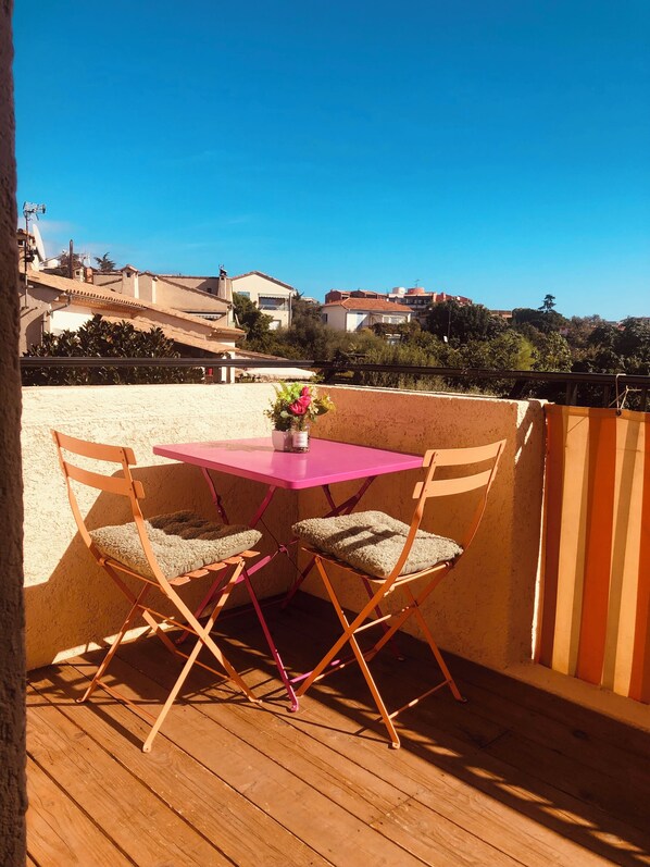 Outdoor dining - Bright apartment with pool - Near beach & airport (Saint-Laurent-du-Var)