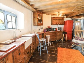 Fridge, microwave, toaster, cookware/dishes/utensils - The Old Cornmill (Cemaes Bay)