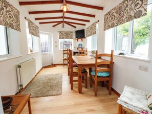 Dining - 2 Llainwen (Ty Croes)