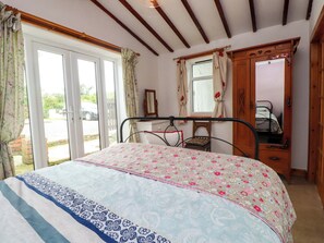 2 bedrooms, individually decorated, individually furnished, free WiFi - 2 Llainwen (Ty Croes)