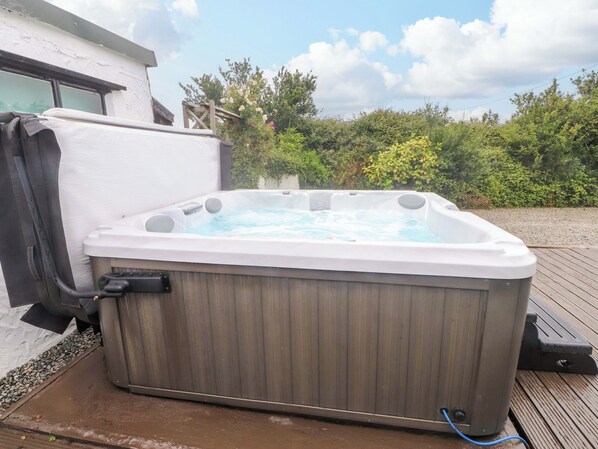 Outdoor spa tub - 2 Llainwen (Ty Croes)
