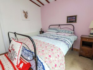 2 kamar tidur dan didekorasi berbeda-beda