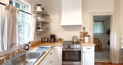Pine Cottage - Walk to Everything in Downtown Bryson City!