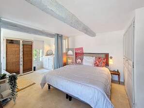 4 bedrooms, iron/ironing board, free WiFi