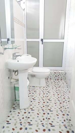 Douche, serviettes fournies, savon, papier toilette