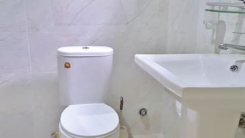 Deluxe Single Room | Bilik Mandi | Pancuran mandi, tuala disediakan, sabun, tisu tandas