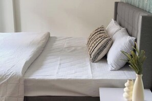 2 bedrooms, iron/ironing board, WiFi, bed sheets - Tropical 2BR / SkyPool & Lounge (Pune)