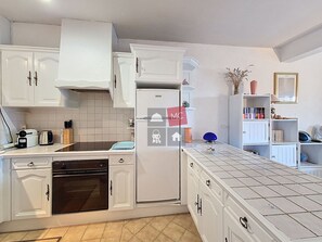 Kühlschrank, Mikrowelle, Ofen, Wasserkocher mit Kaffee-/Teezubehör