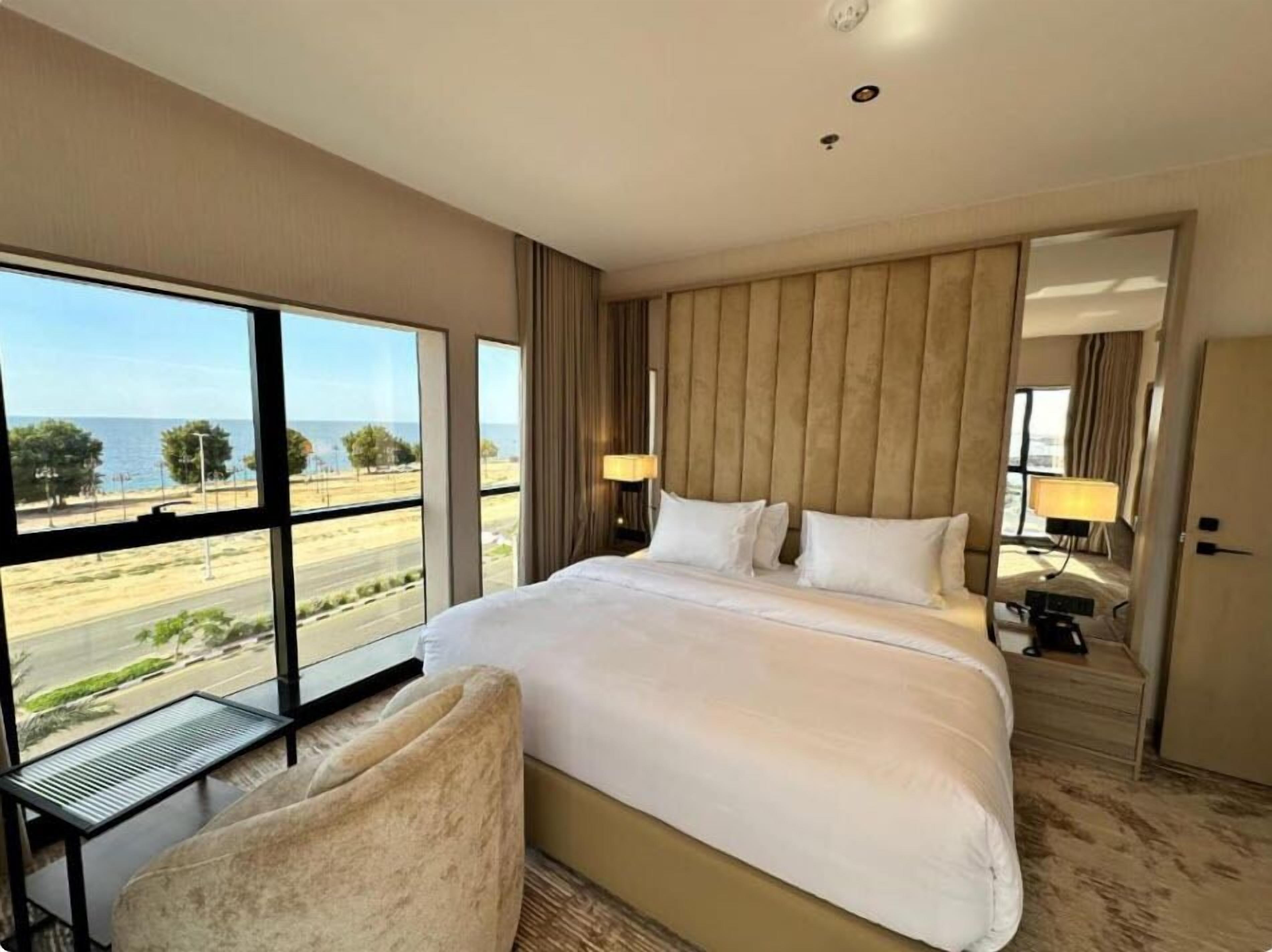 Superior Single Room | In-room safe, desk, blackout drapes, iron/ironing board