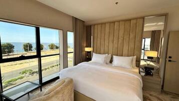 Caja de seguridad en la habitación, escritorio y cortinas blackout