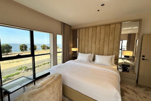 Superior Single Room | Caja de seguridad en la habitación, escritorio y cortinas blackout