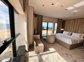 Deluxe Double Room with Side Sea View | Caja fuerte, escritorio, cortinas opacas y tabla de planchar con plancha