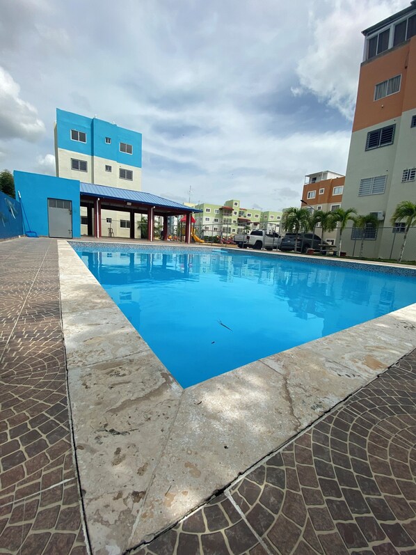 Una piscina al aire libre