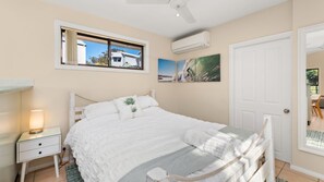 2 bedrooms, iron/ironing board, WiFi, bed sheets - Bayview Cottage Waterfront Soldiers Point (Soldiers Point)