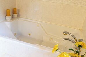 Haartrockner, Handtücher, Seife, Shampoo