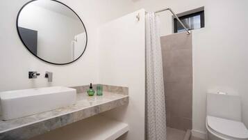 Dusj, håndklær, såpe og toalettpapir