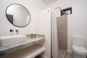 Dusj, håndklær, såpe og toalettpapir