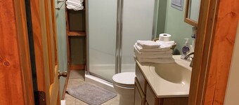 Charming cabin with AC and WiFi in the middle ofthe Shawnee National Forest.