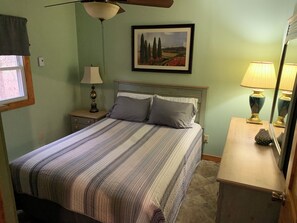 Room - Charming cabin with AC and WiFi in the middle ofthe Shawnee National Forest. (Golconda)