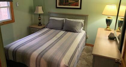 Charming cabin with AC and WiFi in the middle ofthe Shawnee National Forest.