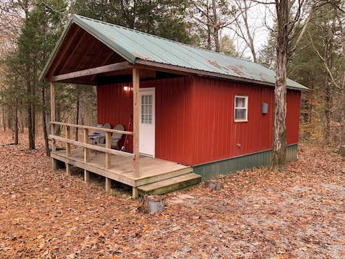 Charming cabin with AC and WiFi in the middle ofthe Shawnee National Forest.
