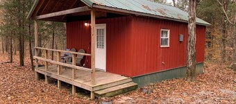 Charming cabin with AC and WiFi in the middle ofthe Shawnee National Forest.