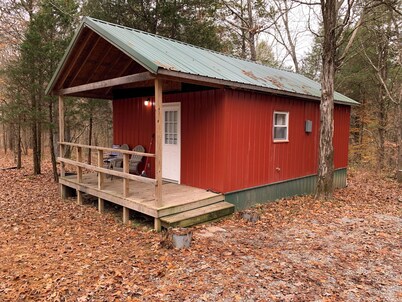 Charming cabin with AC and WiFi in the middle ofthe Shawnee National Forest.