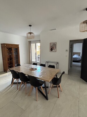 Dining - Fully renovated, air-conditioned 6-person apartment (Saint-Cannat)