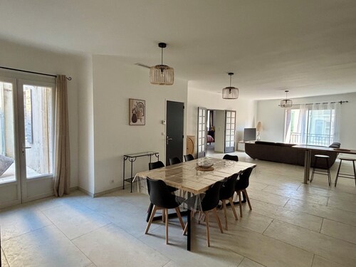 Fully renovated, air-conditioned 6-person apartment