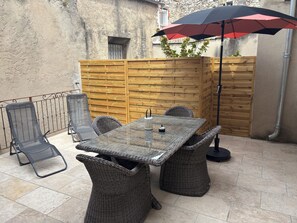 Outdoor dining - Fully renovated, air-conditioned 6-person apartment (Saint-Cannat)
