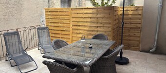 Fully renovated, air-conditioned 6-person apartment