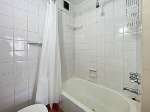 Apartment, 1 Bedroom, Smoking, City View | Bathroom