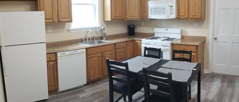 冷蔵庫、電子レンジ、オーブン、コンロ