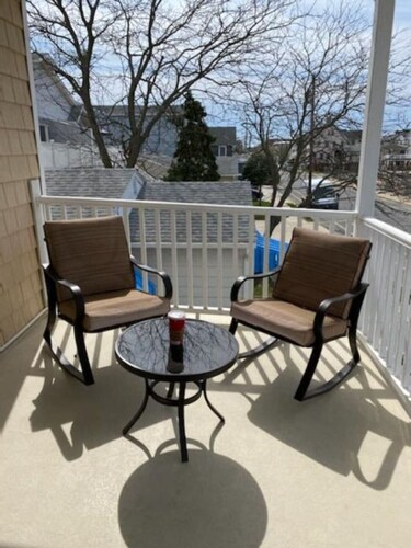 2 bedroom, Walk to Beach, Boardwalk, Shops. Apt 2R