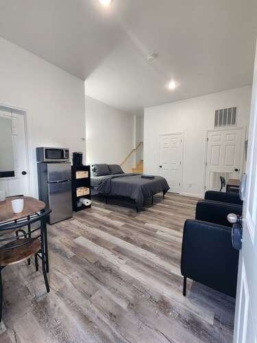 NYC Bus -Train /Shops / Restaurant /HUMC /USA Mall