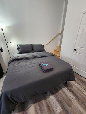 Desk, iron/ironing board, WiFi, bed sheets