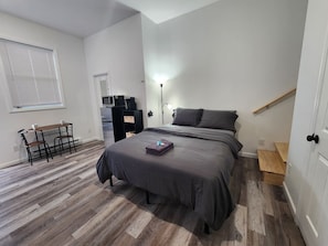 Desk, iron/ironing board, WiFi, bed sheets