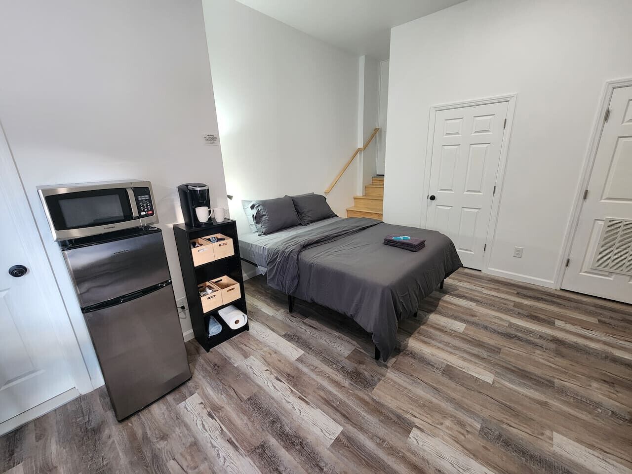 Een bureau, een strijkplank/strijkijzer, wifi, beddengoed